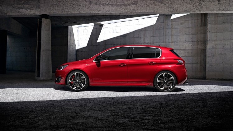 37.400 euro. Dat moet de Peugeot 308 GTi by Peugeot Sport minimaal gaan kosten. Maar wie 3.000 euro meer meeneemt naar de Peugeotdealer mag meteen vertrekken met de topversie van de auto.