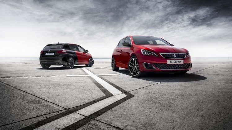 37.400 euro. Dat moet de Peugeot 308 GTi by Peugeot Sport minimaal gaan kosten. Maar wie 3.000 euro meer meeneemt naar de Peugeotdealer mag meteen vertrekken met de topversie van de auto.