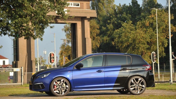Peugeot neemt in de facelift van de 308 natuurlijk ook de sportieve GTi mee. AutoVandaag maakte opnieuw kennis met deze versie.