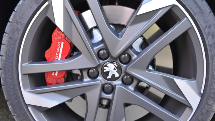 Peugeot neemt in de facelift van de 308 natuurlijk ook de sportieve GTi mee. AutoVandaag maakte opnieuw kennis met deze versie.