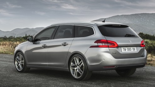 Test nieuwe Peugeot 308 SW. De nieuwe stationwagon van Peugeot is een aanwinst, want hij heeft meer bagageruimte dan zijn concurrenten en is leverbaar met zeer prettige BlueHDI en e-THP motoren.