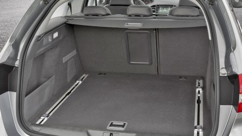 Test nieuwe Peugeot 308 SW. De nieuwe stationwagon van Peugeot is een aanwinst, want hij heeft meer bagageruimte dan zijn concurrenten en is leverbaar met zeer prettige BlueHDI en e-THP motoren.