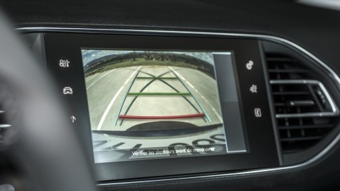 Test nieuwe Peugeot 308 SW. De nieuwe stationwagon van Peugeot is een aanwinst, want hij heeft meer bagageruimte dan zijn concurrenten en is leverbaar met zeer prettige BlueHDI en e-THP motoren.