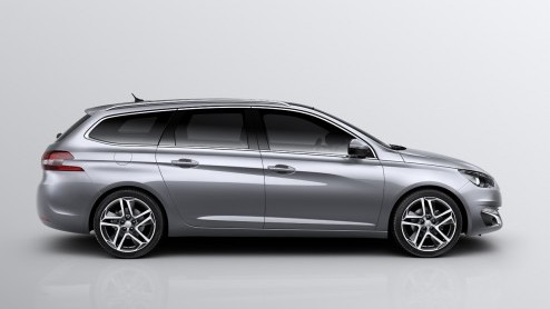 Test nieuwe Peugeot 308 SW. De nieuwe stationwagon van Peugeot is een aanwinst, want hij heeft meer bagageruimte dan zijn concurrenten en is leverbaar met zeer prettige BlueHDI en e-THP motoren.