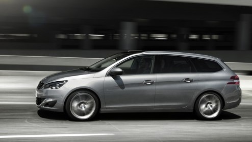 Test nieuwe Peugeot 308 SW. De nieuwe stationwagon van Peugeot is een aanwinst, want hij heeft meer bagageruimte dan zijn concurrenten en is leverbaar met zeer prettige BlueHDI en e-THP motoren.