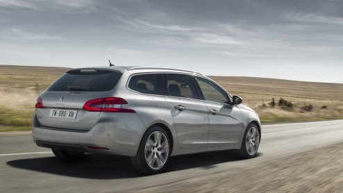 Test nieuwe Peugeot 308 SW. De nieuwe stationwagon van Peugeot is een aanwinst, want hij heeft meer bagageruimte dan zijn concurrenten en is leverbaar met zeer prettige BlueHDI en e-THP motoren.