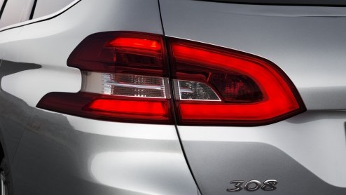 Test nieuwe Peugeot 308 SW. De nieuwe stationwagon van Peugeot is een aanwinst, want hij heeft meer bagageruimte dan zijn concurrenten en is leverbaar met zeer prettige BlueHDI en e-THP motoren.