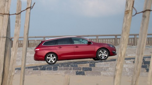 Test nieuwe Peugeot 308 SW. De nieuwe stationwagon van Peugeot is een aanwinst, want hij heeft meer bagageruimte dan zijn concurrenten en is leverbaar met zeer prettige BlueHDI en e-THP motoren.