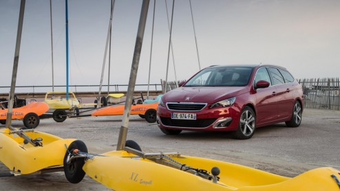 Test nieuwe Peugeot 308 SW. De nieuwe stationwagon van Peugeot is een aanwinst, want hij heeft meer bagageruimte dan zijn concurrenten en is leverbaar met zeer prettige BlueHDI en e-THP motoren.