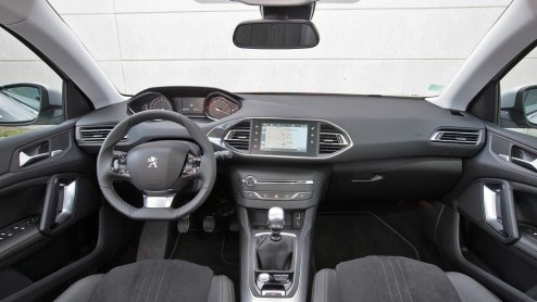 Test nieuwe Peugeot 308 SW. De nieuwe stationwagon van Peugeot is een aanwinst, want hij heeft meer bagageruimte dan zijn concurrenten en is leverbaar met zeer prettige BlueHDI en e-THP motoren.