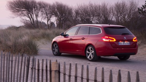 Test nieuwe Peugeot 308 SW. De nieuwe stationwagon van Peugeot is een aanwinst, want hij heeft meer bagageruimte dan zijn concurrenten en is leverbaar met zeer prettige BlueHDI en e-THP motoren.