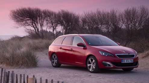 Test nieuwe Peugeot 308 SW. De nieuwe stationwagon van Peugeot is een aanwinst, want hij heeft meer bagageruimte dan zijn concurrenten en is leverbaar met zeer prettige BlueHDI en e-THP motoren.
