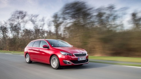 Test nieuwe Peugeot 308 SW. De nieuwe stationwagon van Peugeot is een aanwinst, want hij heeft meer bagageruimte dan zijn concurrenten en is leverbaar met zeer prettige BlueHDI en e-THP motoren.