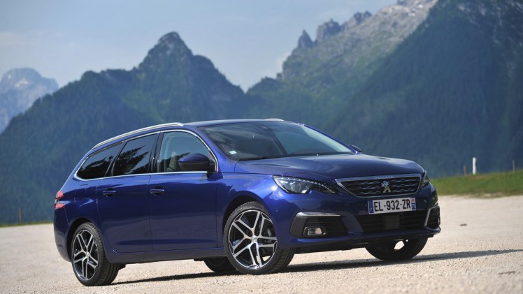 Peugeot geeft de 308 een bescheiden facelift en introduceert meteen diverse elektronische voorzieningen plus ook nieuwe motoren en een 8-traps automaat.
