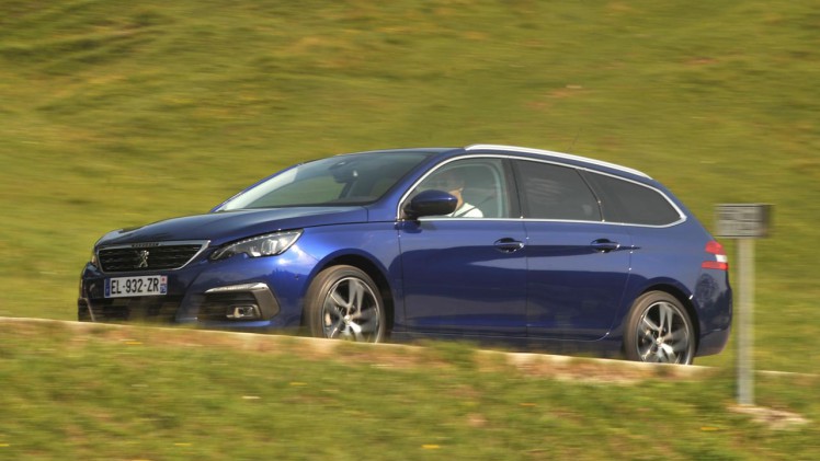 Peugeot geeft de 308 een bescheiden facelift en introduceert meteen diverse elektronische voorzieningen plus ook nieuwe motoren en een 8-traps automaat.