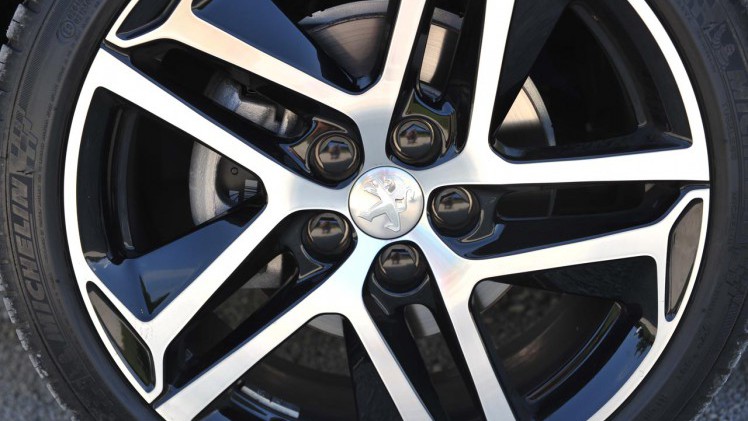 Peugeot geeft de 308 een bescheiden facelift en introduceert meteen diverse elektronische voorzieningen plus ook nieuwe motoren en een 8-traps automaat.