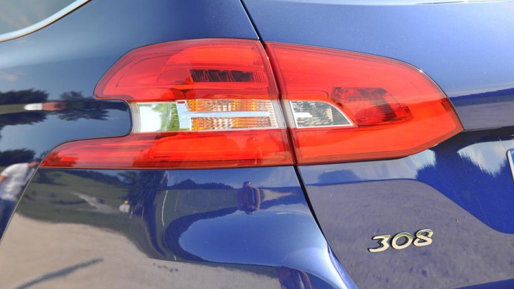 Peugeot geeft de 308 een bescheiden facelift en introduceert meteen diverse elektronische voorzieningen plus ook nieuwe motoren en een 8-traps automaat.