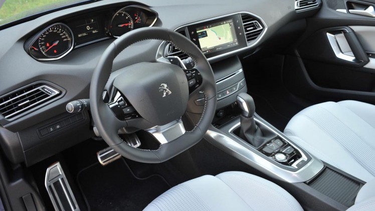 Peugeot geeft de 308 een bescheiden facelift en introduceert meteen diverse elektronische voorzieningen plus ook nieuwe motoren en een 8-traps automaat.