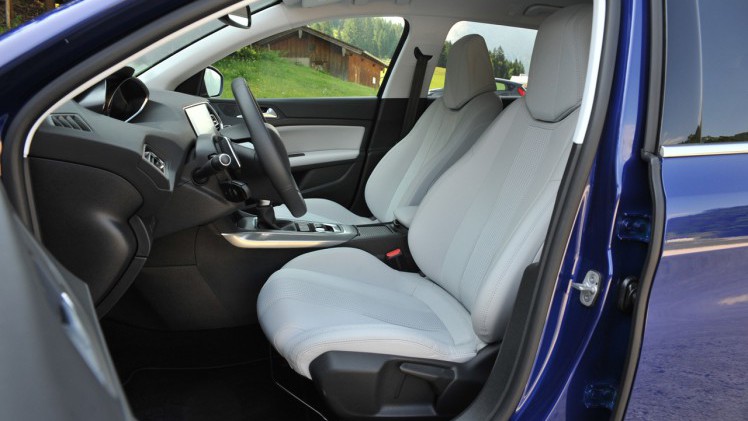 Peugeot geeft de 308 een bescheiden facelift en introduceert meteen diverse elektronische voorzieningen plus ook nieuwe motoren en een 8-traps automaat.