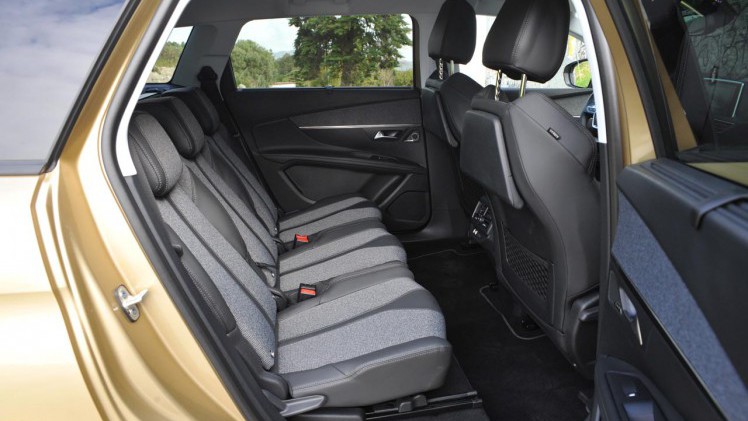 Peugeot breidt haar programma SUV's uit met de 5008. Bekende naam, nieuwe invulling, de 7 zitplaatsen zijn gebleven.