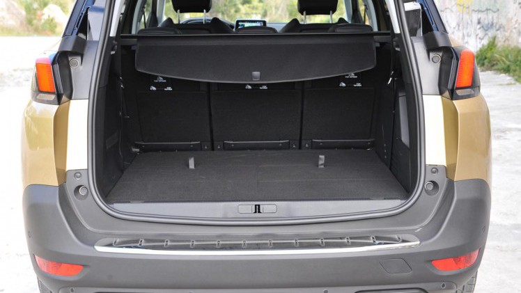 Peugeot breidt haar programma SUV's uit met de 5008. Bekende naam, nieuwe invulling, de 7 zitplaatsen zijn gebleven.