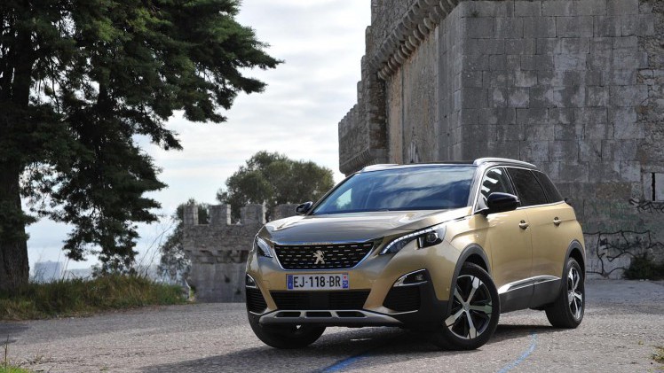 Peugeot breidt haar programma SUV's uit met de 5008. Bekende naam, nieuwe invulling, de 7 zitplaatsen zijn gebleven.