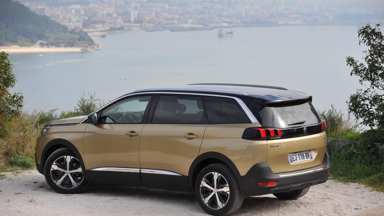 Peugeot breidt haar programma SUV's uit met de 5008. Bekende naam, nieuwe invulling, de 7 zitplaatsen zijn gebleven.