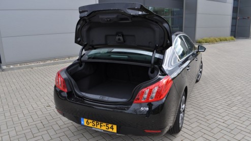 Autotest Peugeot 508 2.0 BlueHDI 180. De Peugeot 508 is een graag geziene gast onder leaserijdend Nederland. De nieuwe 2.0 liter BlueHDI-dieselmotoren, 150 of 180 pk sterk, zijn ook overwegen waard.
