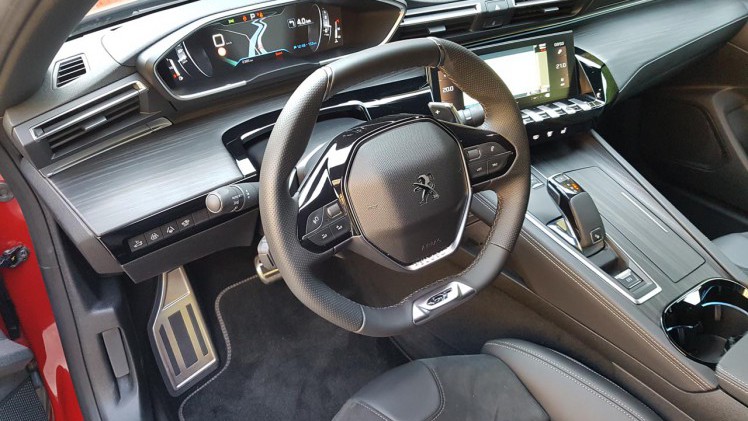 Peugeot gaat met de nieuwe 508 een compleet andere kant op. De auto is compacter dan zijn voorganger, maar heefg beslist meer inhoud.