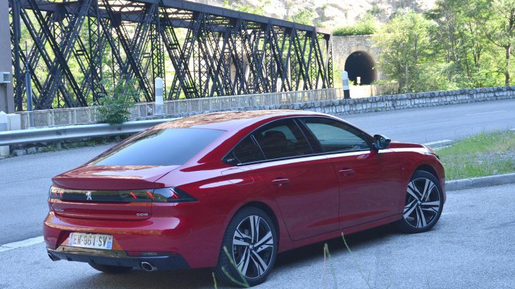 Peugeot gaat met de nieuwe 508 een compleet andere kant op. De auto is compacter dan zijn voorganger, maar heefg beslist meer inhoud.