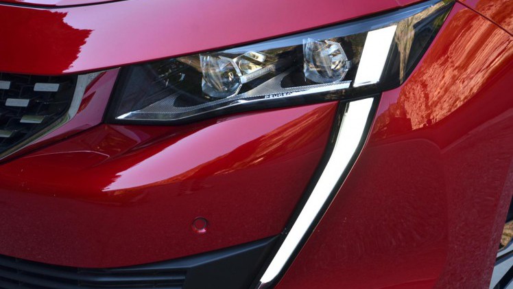 Peugeot gaat met de nieuwe 508 een compleet andere kant op. De auto is compacter dan zijn voorganger, maar heefg beslist meer inhoud.