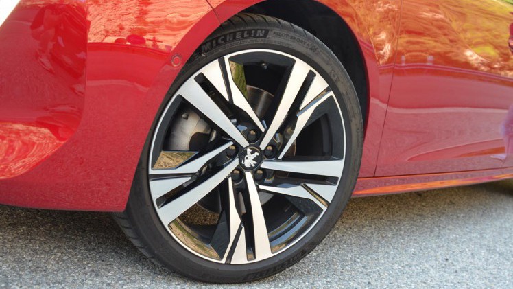 Peugeot gaat met de nieuwe 508 een compleet andere kant op. De auto is compacter dan zijn voorganger, maar heefg beslist meer inhoud.