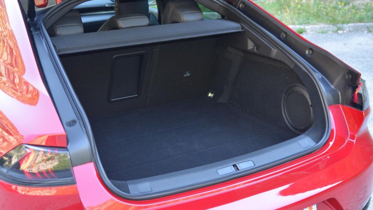 Peugeot gaat met de nieuwe 508 een compleet andere kant op. De auto is compacter dan zijn voorganger, maar heefg beslist meer inhoud.