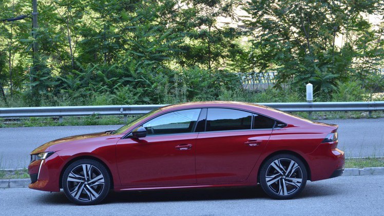 Peugeot gaat met de nieuwe 508 een compleet andere kant op. De auto is compacter dan zijn voorganger, maar heefg beslist meer inhoud.