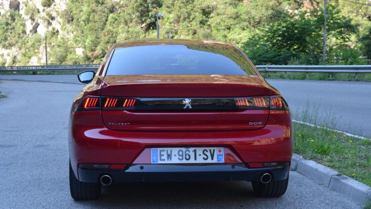 Peugeot gaat met de nieuwe 508 een compleet andere kant op. De auto is compacter dan zijn voorganger, maar heefg beslist meer inhoud.