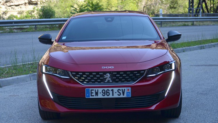 Peugeot gaat met de nieuwe 508 een compleet andere kant op. De auto is compacter dan zijn voorganger, maar heefg beslist meer inhoud.