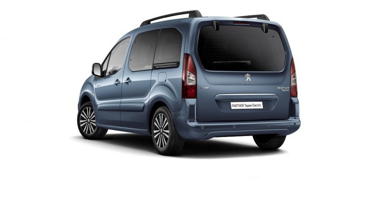 Peugeot presenteert een nieuwe versie van de Partner en wel een volledig elektrische. De elektrische versie is gebaseerd op de Partner Teppee en alle interieurruimte blijft behouden.