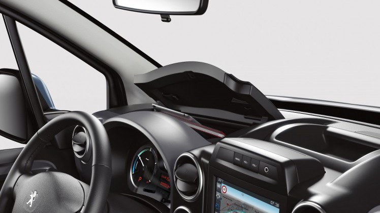 Peugeot presenteert een nieuwe versie van de Partner en wel een volledig elektrische. De elektrische versie is gebaseerd op de Partner Teppee en alle interieurruimte blijft behouden.