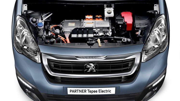 Peugeot presenteert een nieuwe versie van de Partner en wel een volledig elektrische. De elektrische versie is gebaseerd op de Partner Teppee en alle interieurruimte blijft behouden.