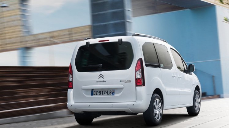 Peugeot presenteert een nieuwe versie van de Partner en wel een volledig elektrische. De elektrische versie is gebaseerd op de Partner Teppee en alle interieurruimte blijft behouden.