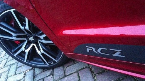 Test Peugeot RCZ R met 1.6 THP 270 pk turbomotor. Een sportieve wildebras met fraaie lijnen en een prachtig interieur. Het smakelijke alternatief voor de Peugeot 308 R, die nog moet komen.