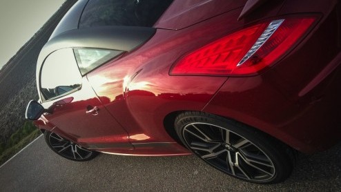 Test Peugeot RCZ R met 1.6 THP 270 pk turbomotor. Een sportieve wildebras met fraaie lijnen en een prachtig interieur. Het smakelijke alternatief voor de Peugeot 308 R, die nog moet komen.
