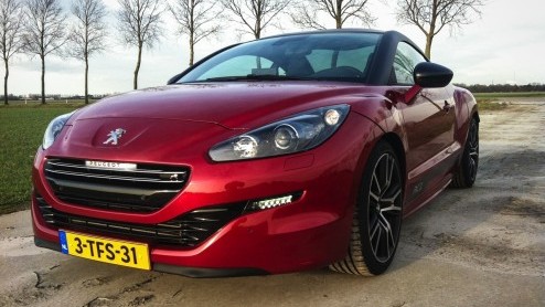 Test Peugeot RCZ R met 1.6 THP 270 pk turbomotor. Een sportieve wildebras met fraaie lijnen en een prachtig interieur. Het smakelijke alternatief voor de Peugeot 308 R, die nog moet komen.