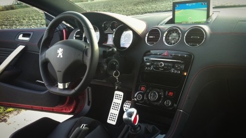Test Peugeot RCZ R met 1.6 THP 270 pk turbomotor. Een sportieve wildebras met fraaie lijnen en een prachtig interieur. Het smakelijke alternatief voor de Peugeot 308 R, die nog moet komen.