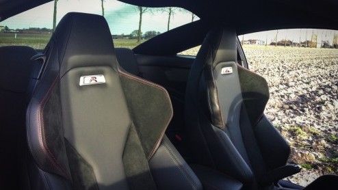 Test Peugeot RCZ R met 1.6 THP 270 pk turbomotor. Een sportieve wildebras met fraaie lijnen en een prachtig interieur. Het smakelijke alternatief voor de Peugeot 308 R, die nog moet komen.