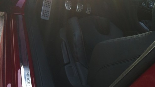 Test Peugeot RCZ R met 1.6 THP 270 pk turbomotor. Een sportieve wildebras met fraaie lijnen en een prachtig interieur. Het smakelijke alternatief voor de Peugeot 308 R, die nog moet komen.