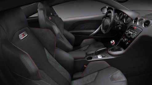 Peugeot heeft een prijskaartje gehangen aan de RCZ R. De meest krachtige productieauto uit de geschiedenis van het merk is leverbaar vanaf 47.800 euro en staat vanaf januari in de showroom.