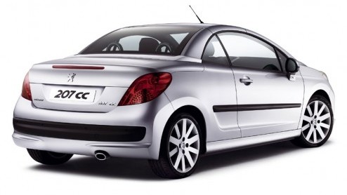 Nadat Peugeot de 207 Epure had laten zien was het uiterlijk van de 207 CC natuurlijk geen verassing meer. Zoals verwacht is al het wit niet doorgegaan.