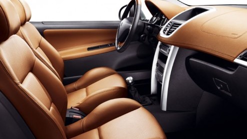 Nadat Peugeot de 207 Epure had laten zien was het uiterlijk van de 207 CC natuurlijk geen verassing meer. Zoals verwacht is al het wit niet doorgegaan.