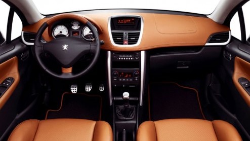 Nadat Peugeot de 207 Epure had laten zien was het uiterlijk van de 207 CC natuurlijk geen verassing meer. Zoals verwacht is al het wit niet doorgegaan.
